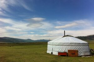 Mongolian_yurt_in_steppe